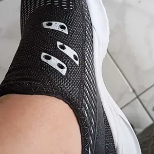 Detalhe da trama do tênis preto no pé